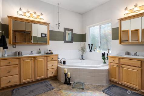 16068 Mountain View Road Mount Vernon WA 98274